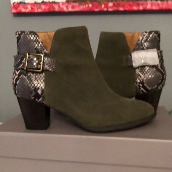 NIB Vionic Upright Naomi Snake Print Booties O
Green Plant Mom Size 8.5 Wide - Picture 2 of 6